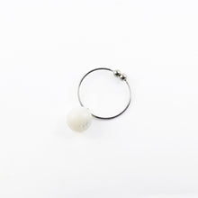 画像をギャラリービューアに読み込む, Earcuff イヤーカフ<ボール>(B71 milky white)