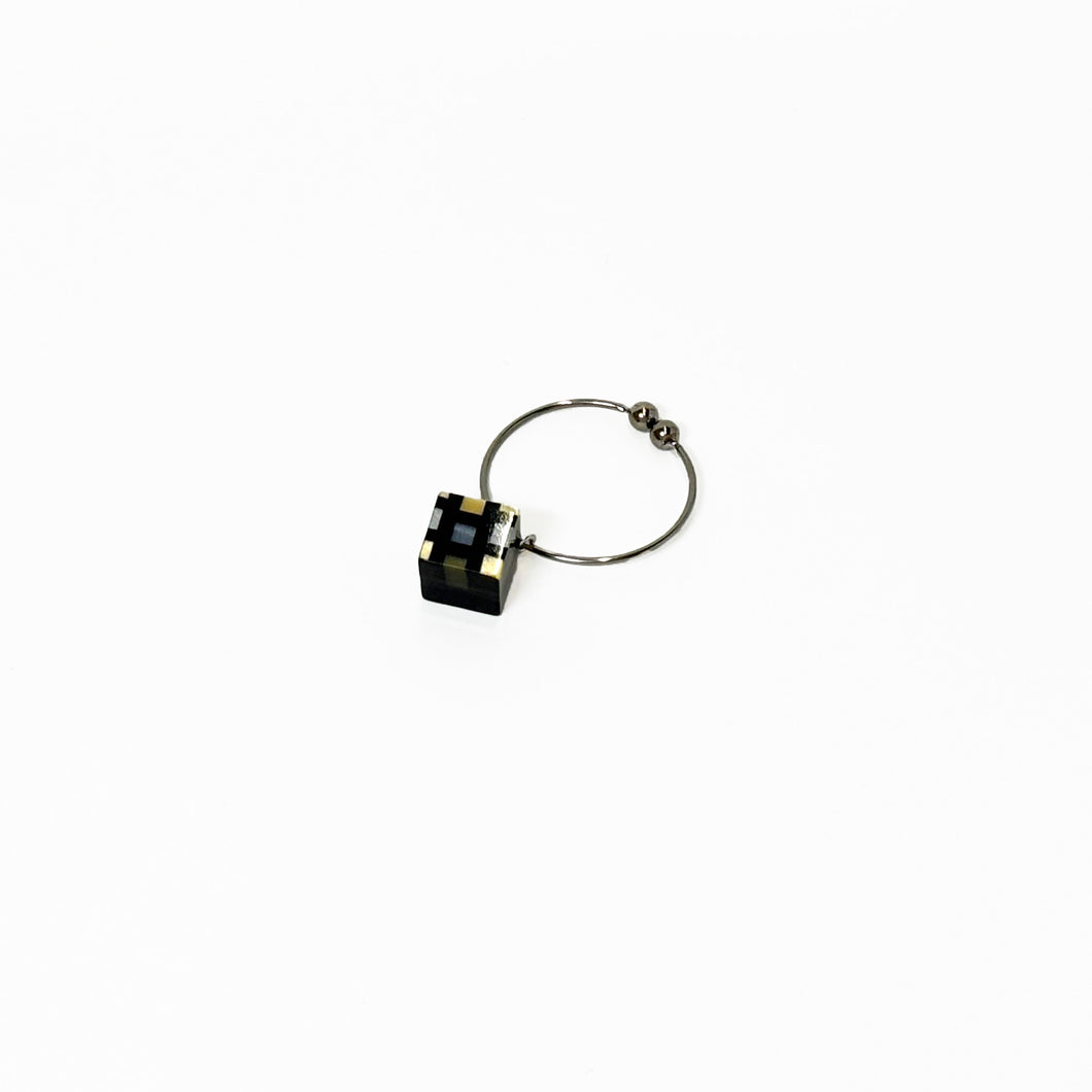 Earcuff イヤーカフ＜キューブ＞（370 black raden）